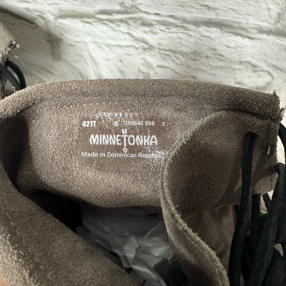 Minnetonka - Lace-Up Flat Ankle Boots with Fringe in Gray Suede - Women Size 8 - Picture 3 of 7